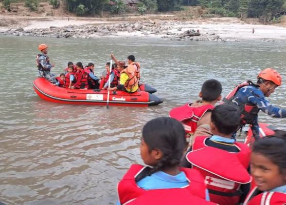 नदिमा पानीकाे बहाव बढपछी याे डुङ्गा बन्द गरिएकाे छ ।
